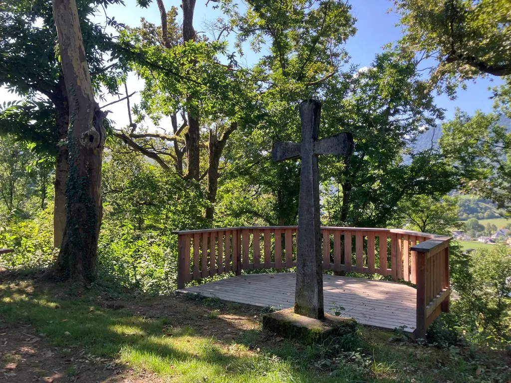 Croix et belvédère en bois à l'ombre des arbres