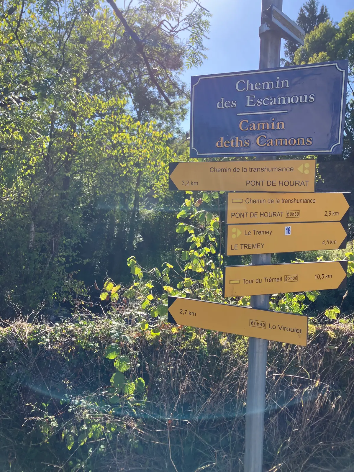 Plaque de rue « Chemin des Escamous » et panneaux de randonnée