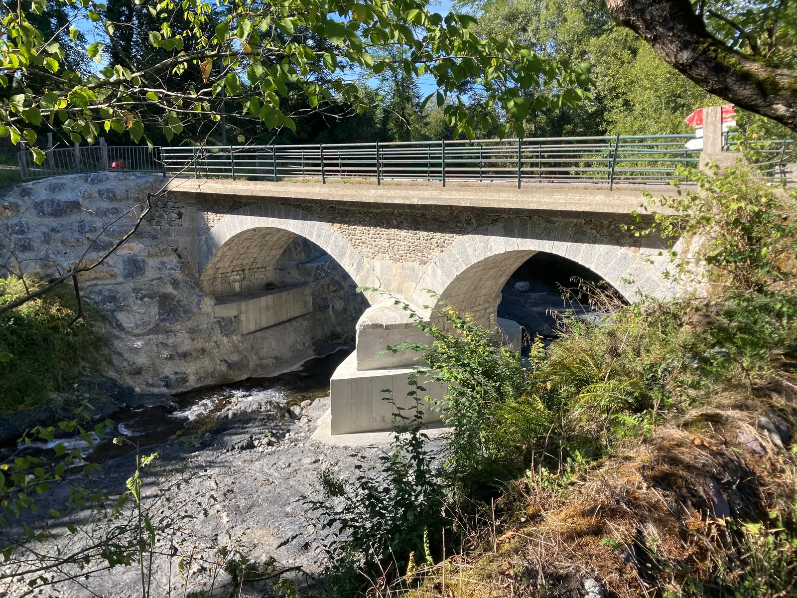 Pont de pierre à deux arches sur le ruisseau
