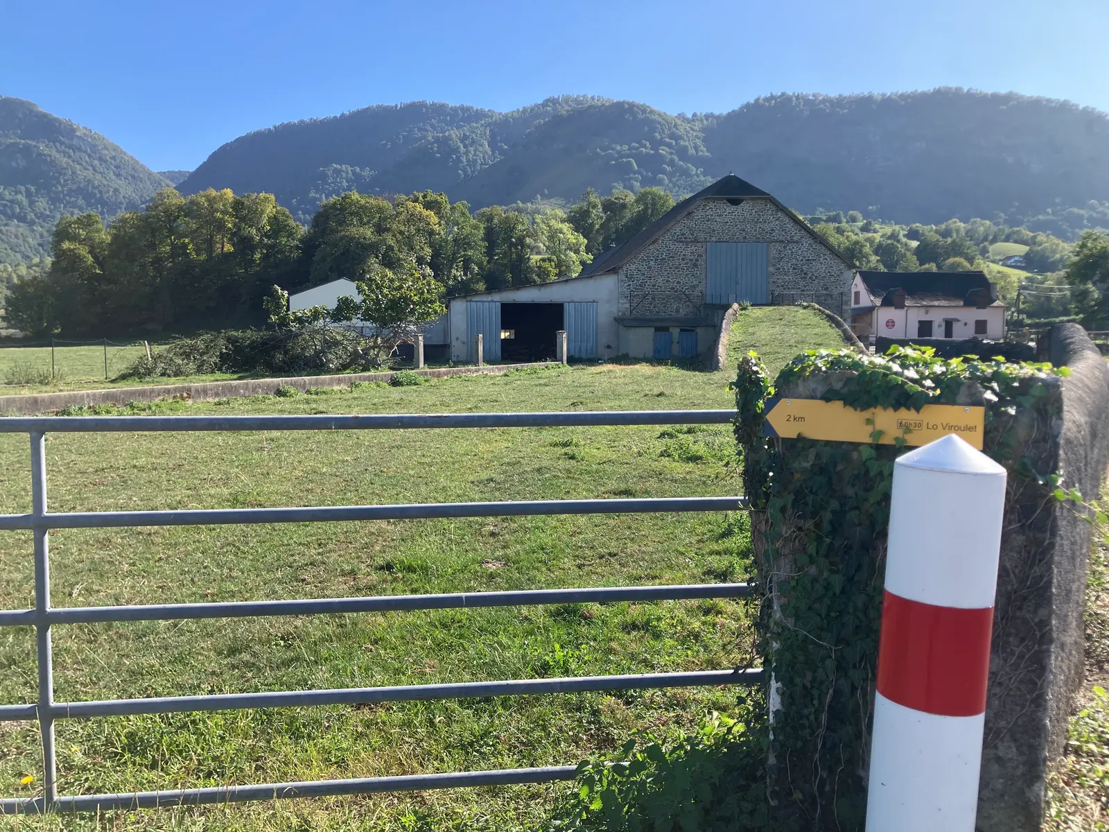 Grange béarnaise et prairie, montagnes en arrière-plan