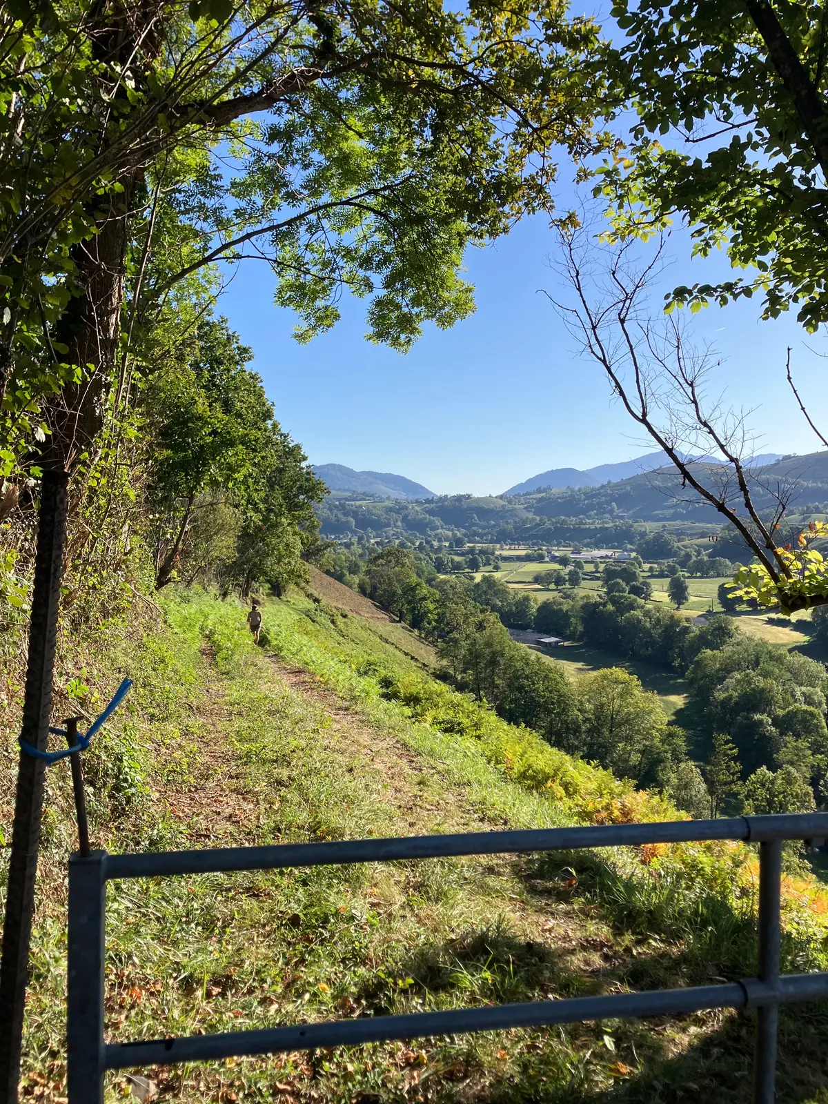 Portail sur le sentier en balcon au-dessus de la vallée